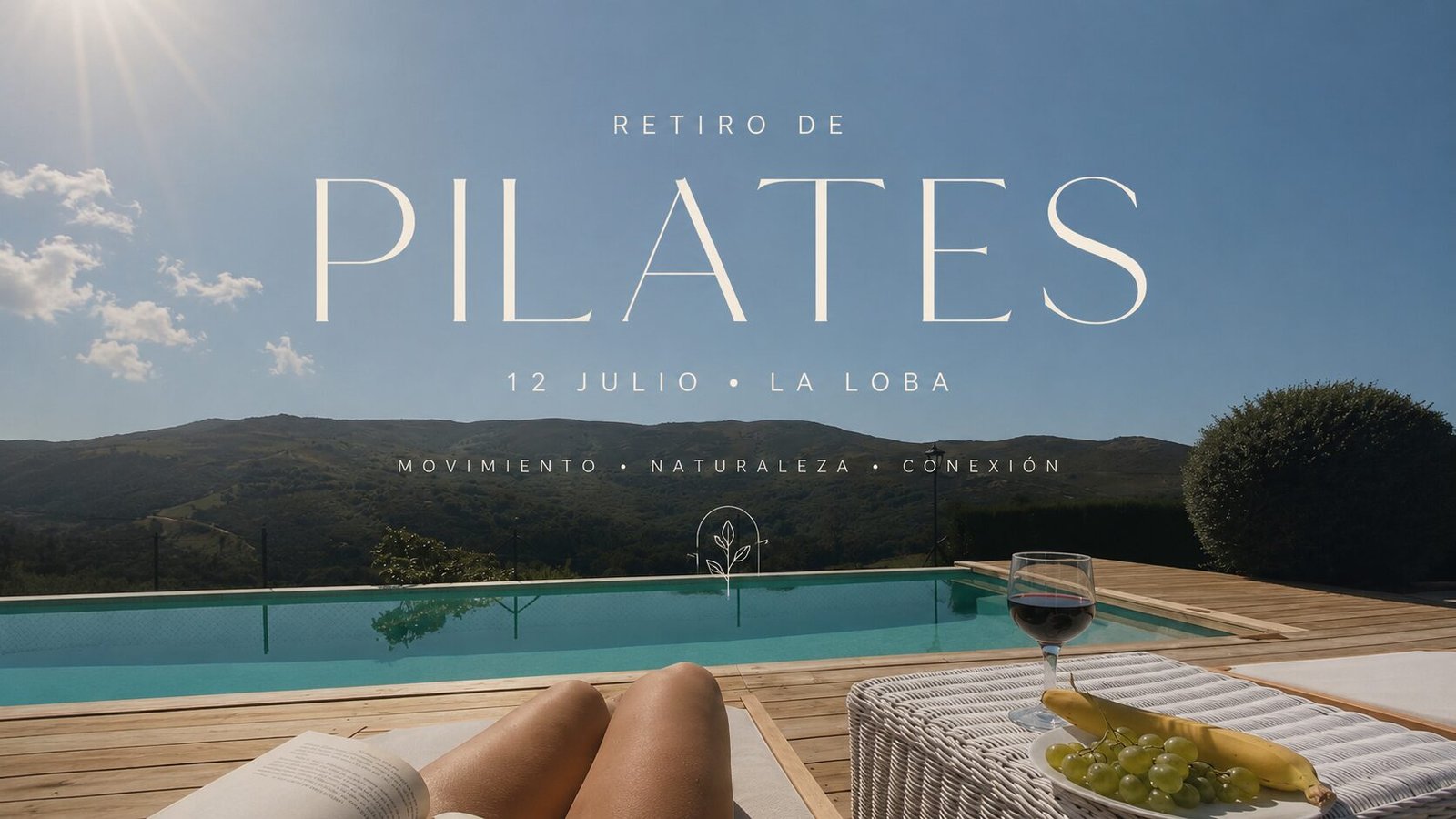 Piscina infinita con vistas a la montaña durante un retiro de Pilates y bienestar en La Loba, Galicia. Piscina infinita con vistas a la montaña durante un retiro de Pilates y bienestar en La Loba, Galicia.